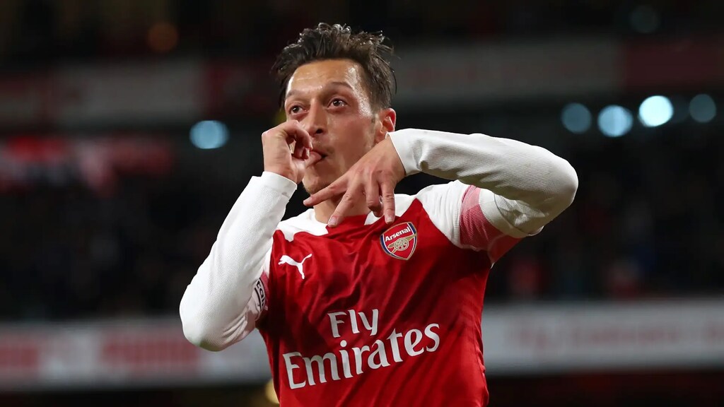 mesut ozil fazendo comemoração pelo arsenal, ele é um dos Jogadores com mais assistências na história do futebol​