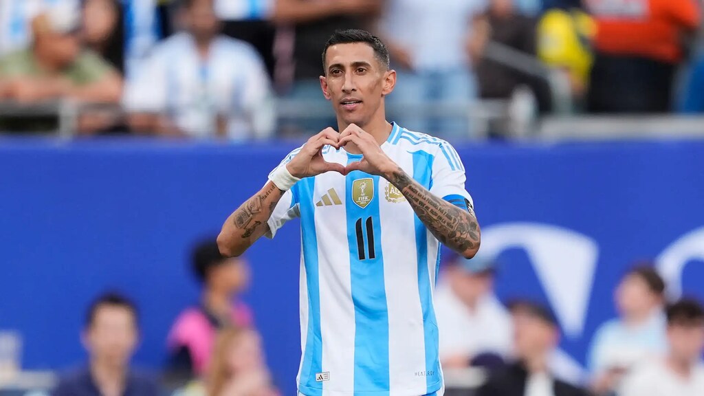 di maria fazendo a comemoração em campo pela seleção da argetina. ele é um dos Jogadores com mais assistências na história do futebol​