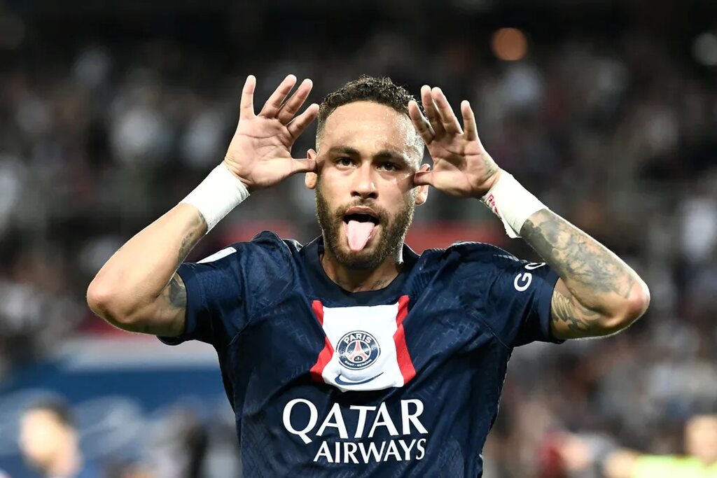 neymar jr, um dos jogadores com mais participações em gols, fazendo a comemoração pelo PSG