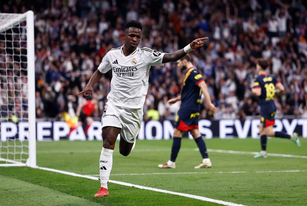 vini jr, um dos jogadores com mais participações em gols, comemorando um gol pelo real madrid em campo