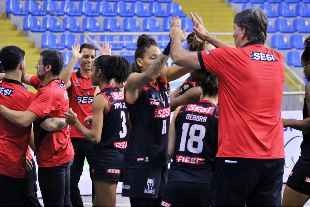 jogadoras do sesi comemorando a vitória da partida na liga de basquete feminino