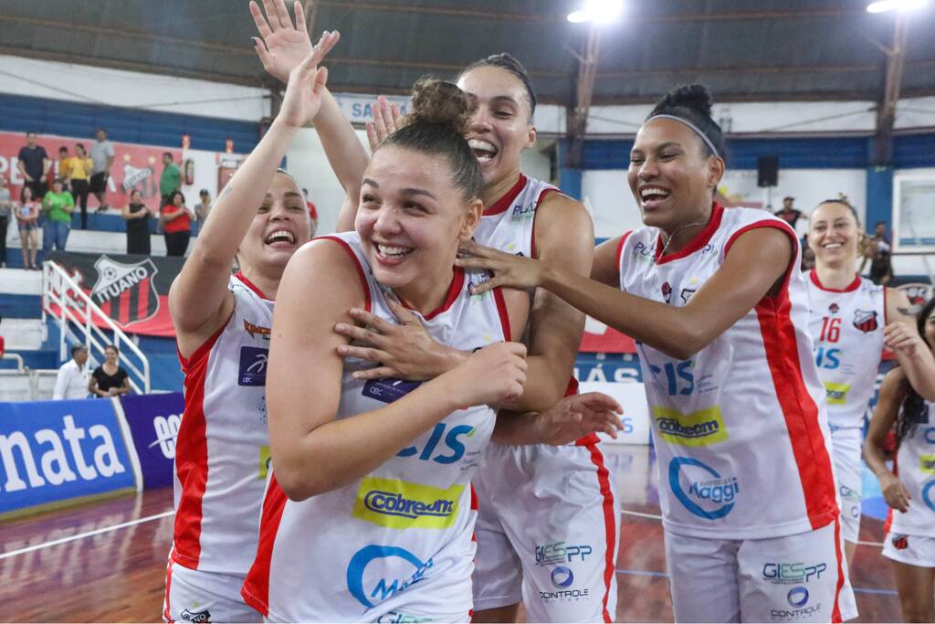 jogadoras do ituano comemoram a vitória de um jogo da liga de basquete feminino