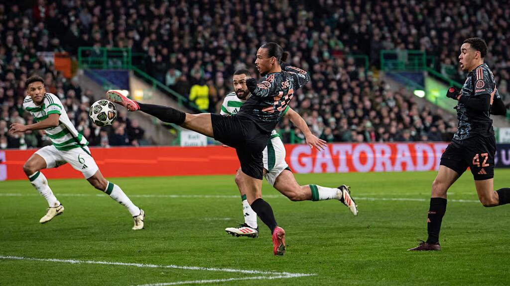 jogadores do bayern e celtic em campo para o mata-mata da champions league