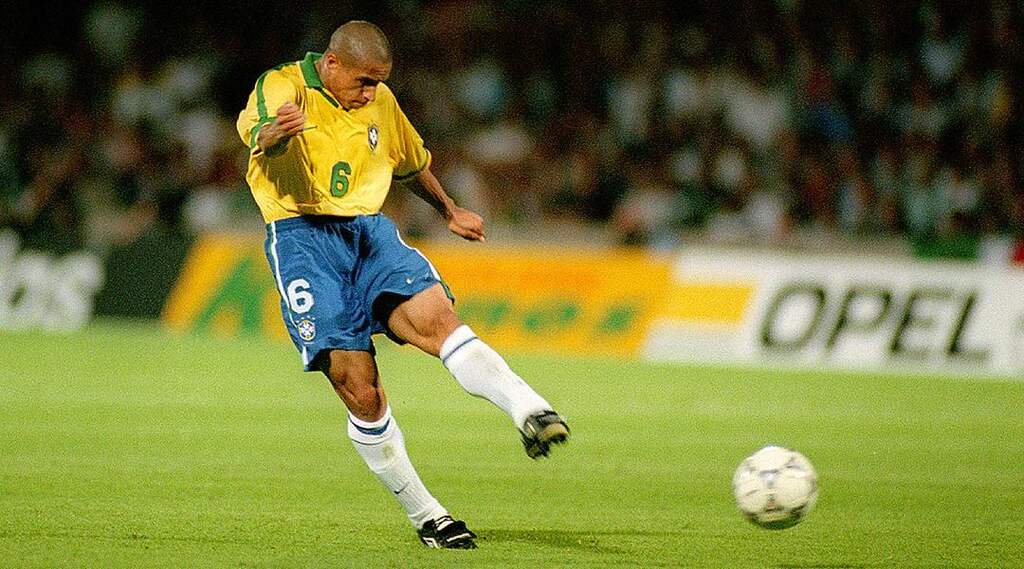 roberto carlos, por muitos o melhor lateral do mundo, chutando uma bola em campo