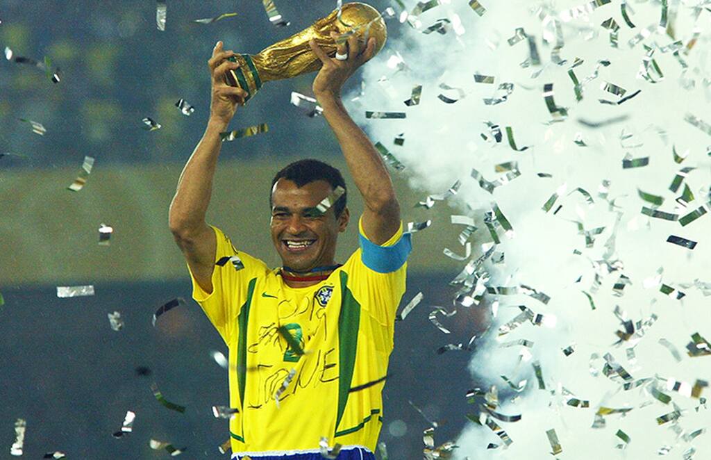 cafu erguendo a taça da copa do mundo. o jogador é considerado o melhor lateral do mundo