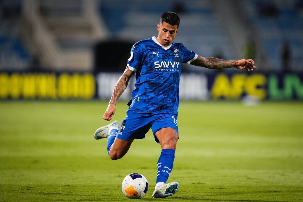 joao cancelo, melhor lateral do mundo, prestes a chutar uma bola em campo