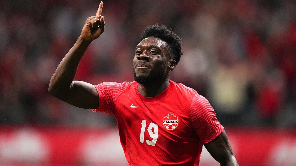 alphonso davies comemorando em campo pela seleção do canadá. o jogador é considerado o melhor lateral do mundo atualmente
