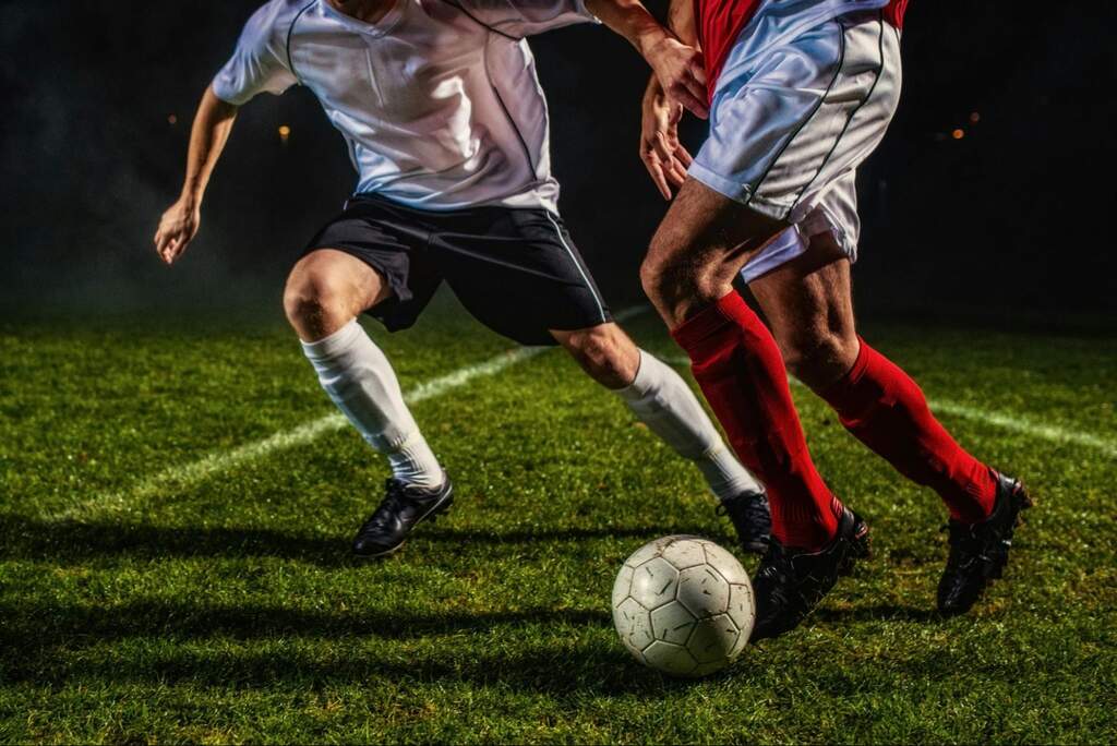 jogadores se disputando em campo para ver qual o melhor lateral do mundo