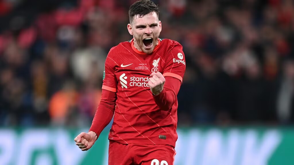 andrew robertson comemorando em quadra pelo liverpool, e considerado o melhor lateral do mundo hoje