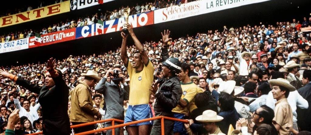 carlos alberto torres, considerado por muitos o melhor lateral do mundo, comemorando em campo com a torcida