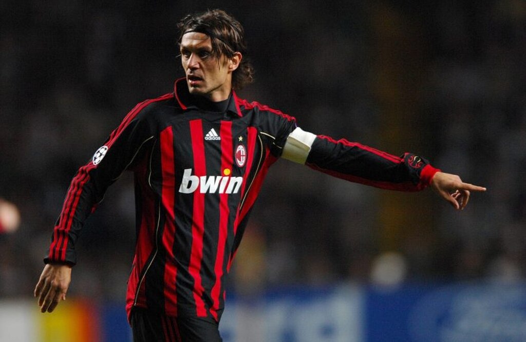 paolo maldini, considerado por muitos o melhor lateral do mundo, em campo pelo milan