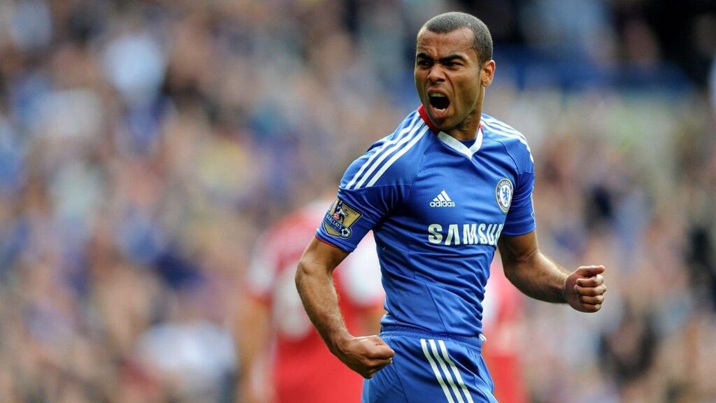 ashley cole, considerado o melhor lateral do mundo, em campo pelo chelsea