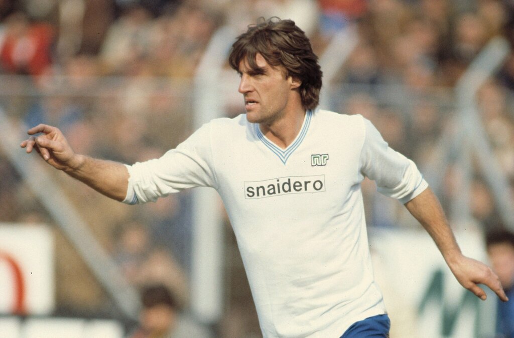 ruud krol em campo. O jogador é considerado por muitos o melhor lateral do mundo