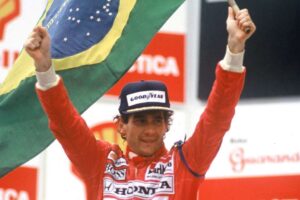 ayrton senna no podio, considerado o melhor piloto de formula 1 da historia