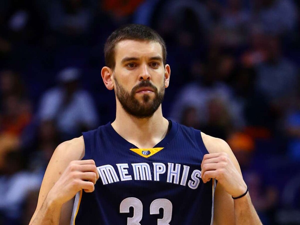 marc gasol, do Memphis Grizzlies história, segurando a camisa em quadra