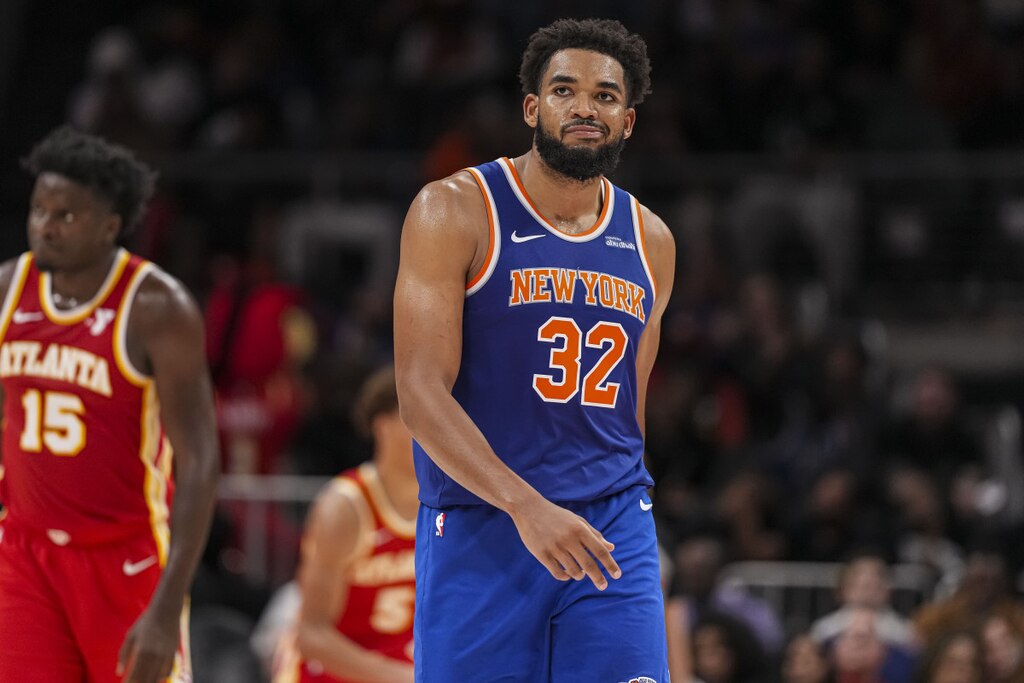 karl anthony towns vestindo a camisa do new york knicks historia e jogando em quadra