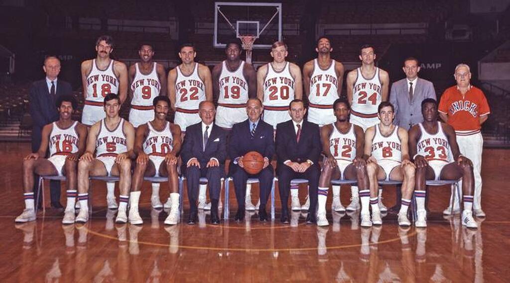 elenco da decada de 1970 do new york knicks historia reunido para uma foto