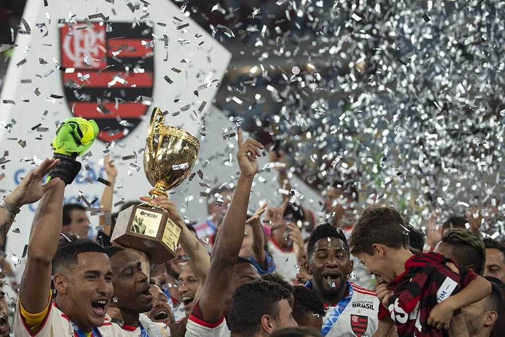 time do flamengo comemorando o titulo do carioca e a premiação campeonatos estaduais