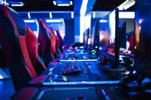 cadeiras e pcs gamers prestes a serem usados em um torneio esports