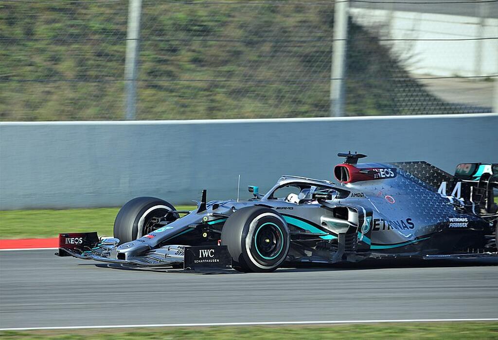 piloto que faz a volta mais rapida da historia da f1 corre na pista de corrida